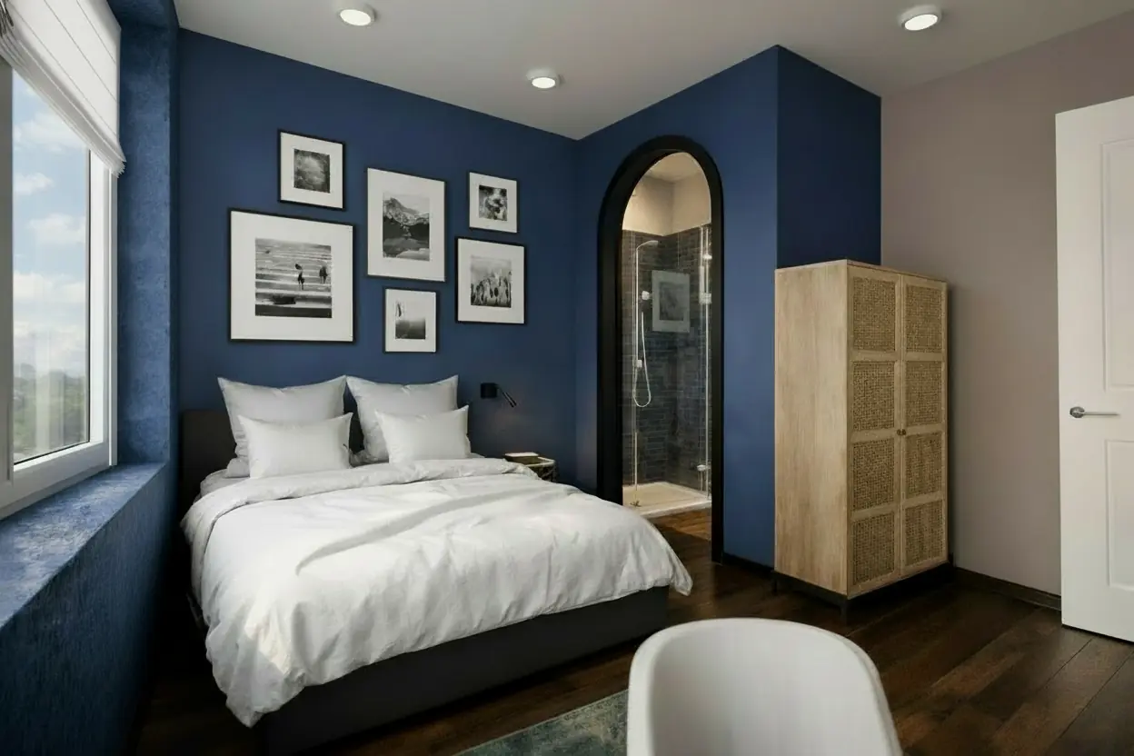 Chambre aux murs bleu profond, pensée pour la colocation