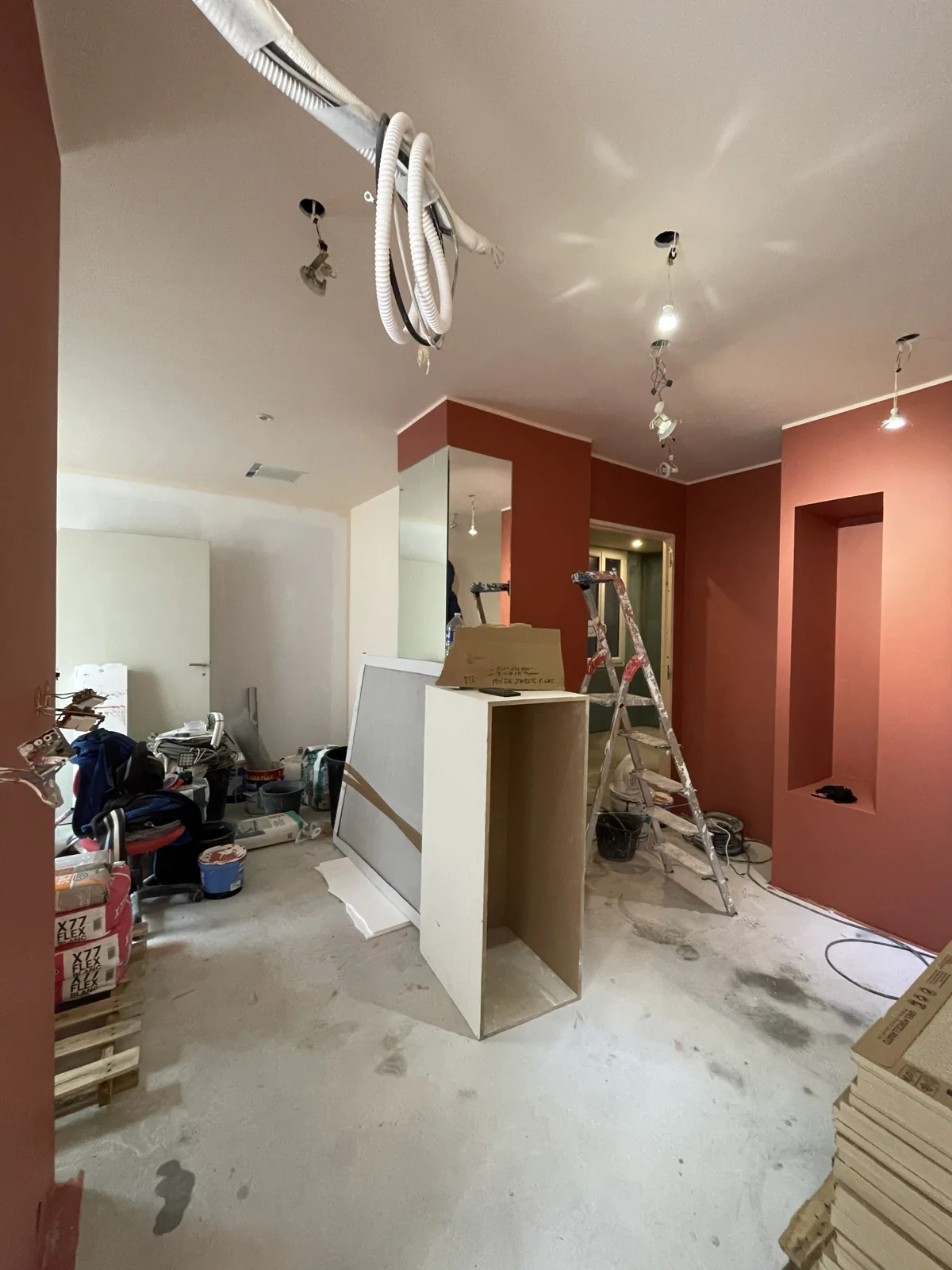 Pièce en travaux : réseaux apparents et peinture