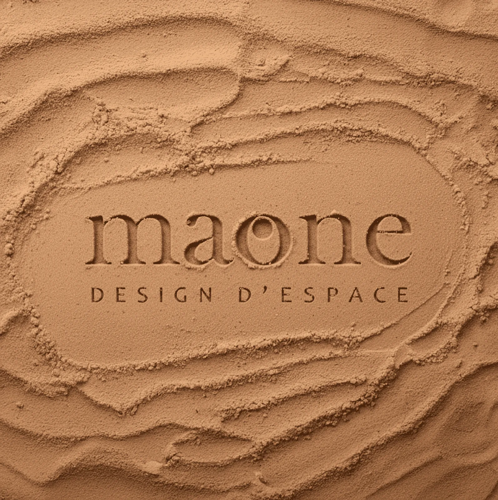 Logo Maone Design d’espace gravé dans le sable