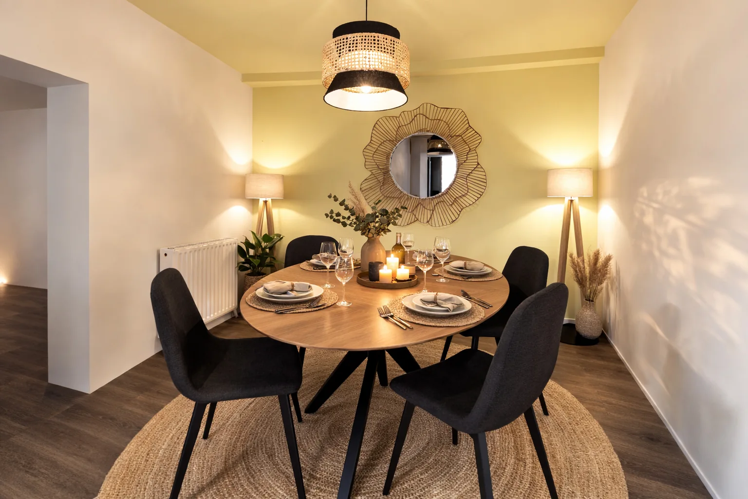 Salle à manger chaleureuse avec table dressée