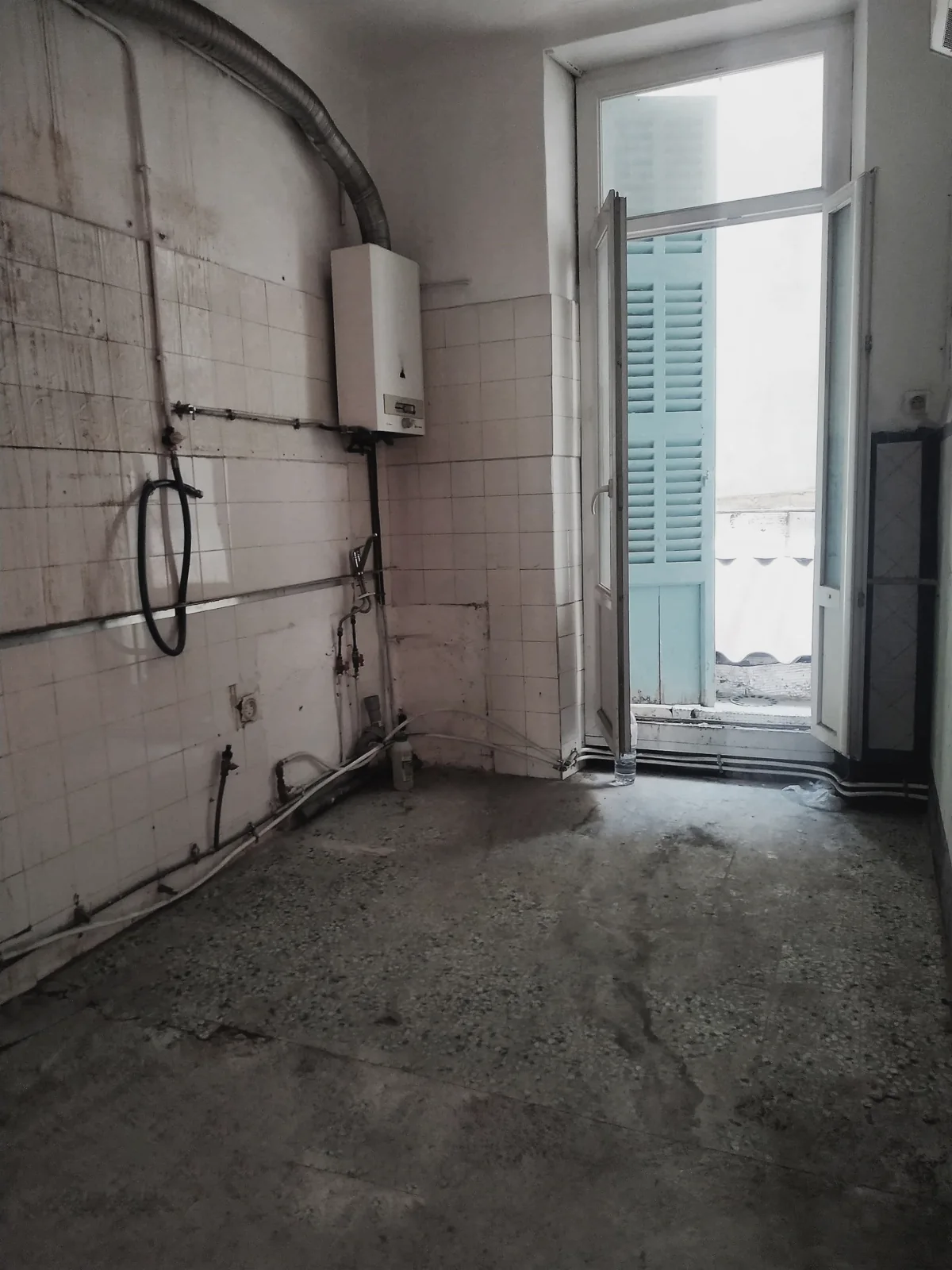 Avant rénovation : pièce et murs à reprendre