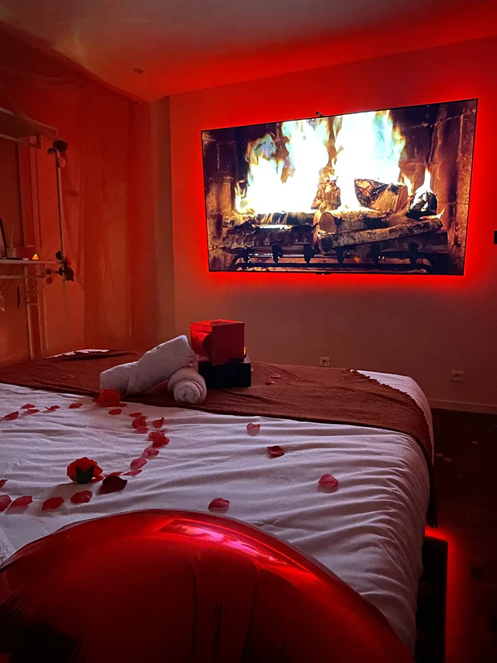 Chambre : écran cheminée et lumière rouge