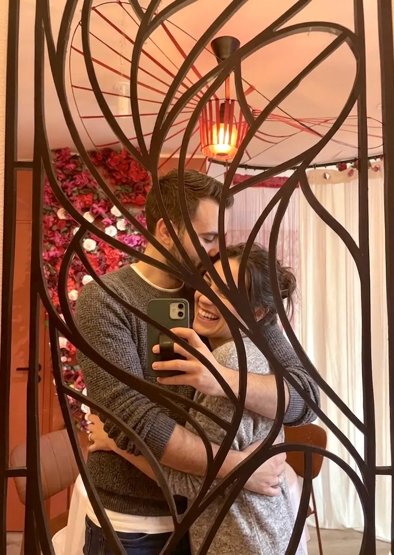 Un couple dans la suite, devant le moucharabieh