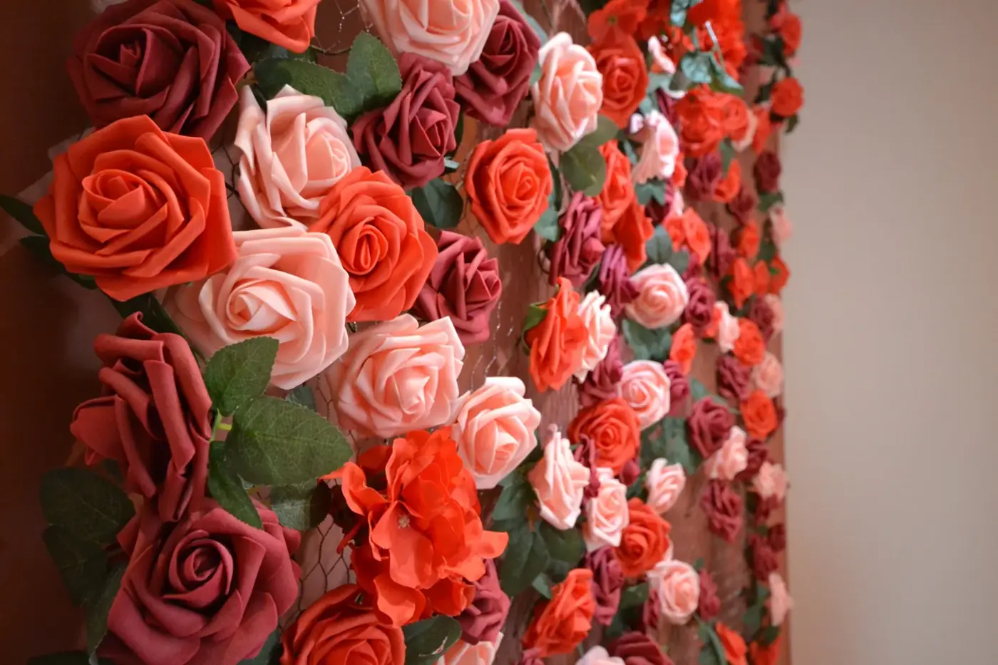 Décoration du mur de roses chez NOTI Room